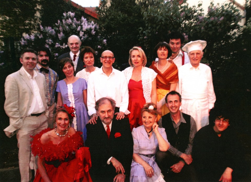 Tous les comédiens (sauf D. MARTY), Jacques HADJAJE (au centre) et Simon HADJAJE (en bas à gauche)